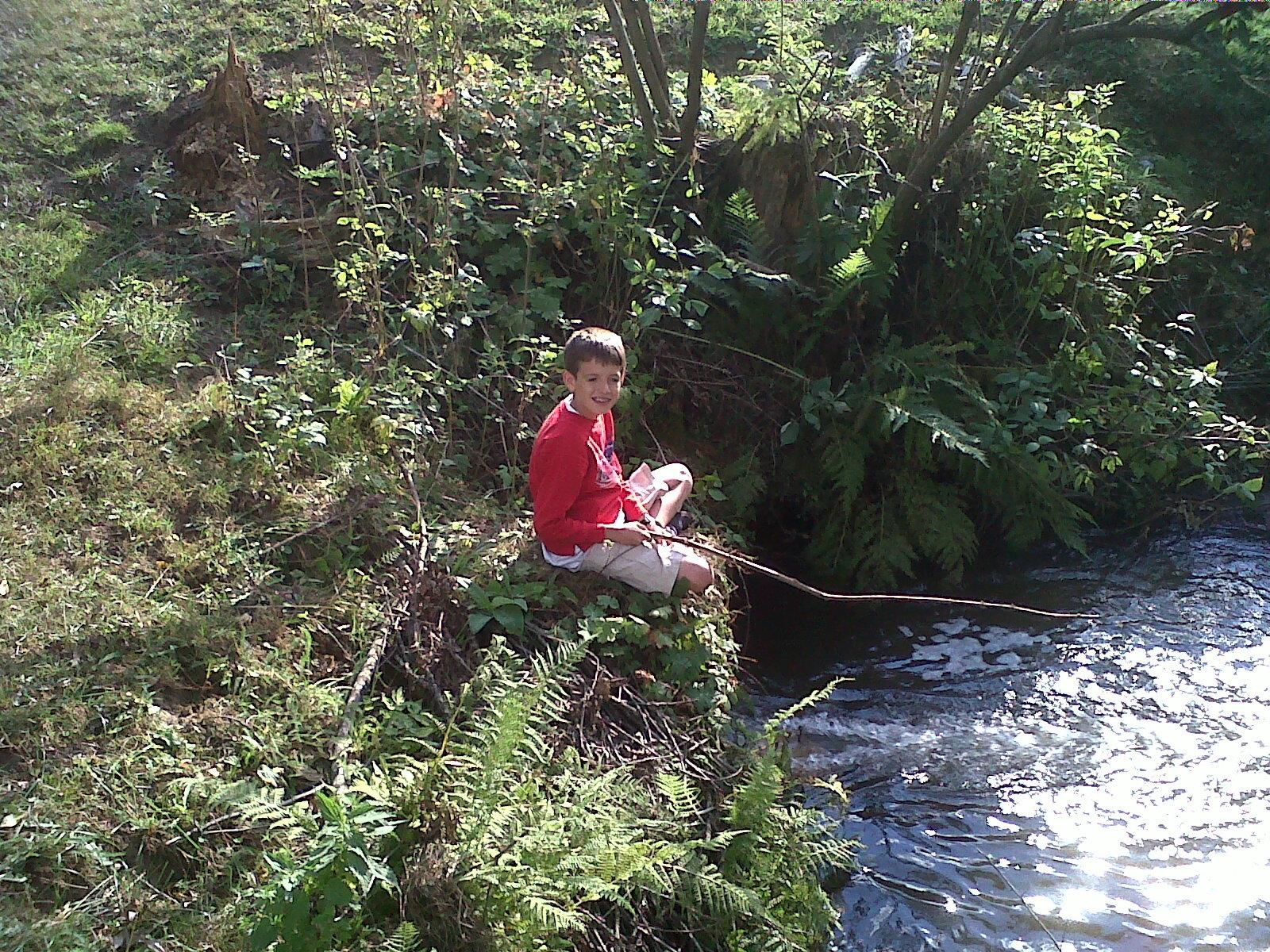 Copii la pescuit :) - la-pescuit.jpg